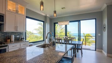 Kondominium, 2 kamar tidur, kolam renang pribadi, menghadap pantai | Dapur pribadi | Lemari es besar, microwave, oven, dan kompor