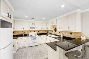 Refrigerador, microondas, horno y lavavajillas 