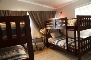 2 habitaciones, escritorio, tabla de planchar con plancha y wifi 