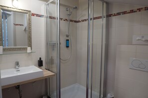 Shower, free toiletries, hair dryer, towels - Hotel Groote Engel (Emlichheim)
