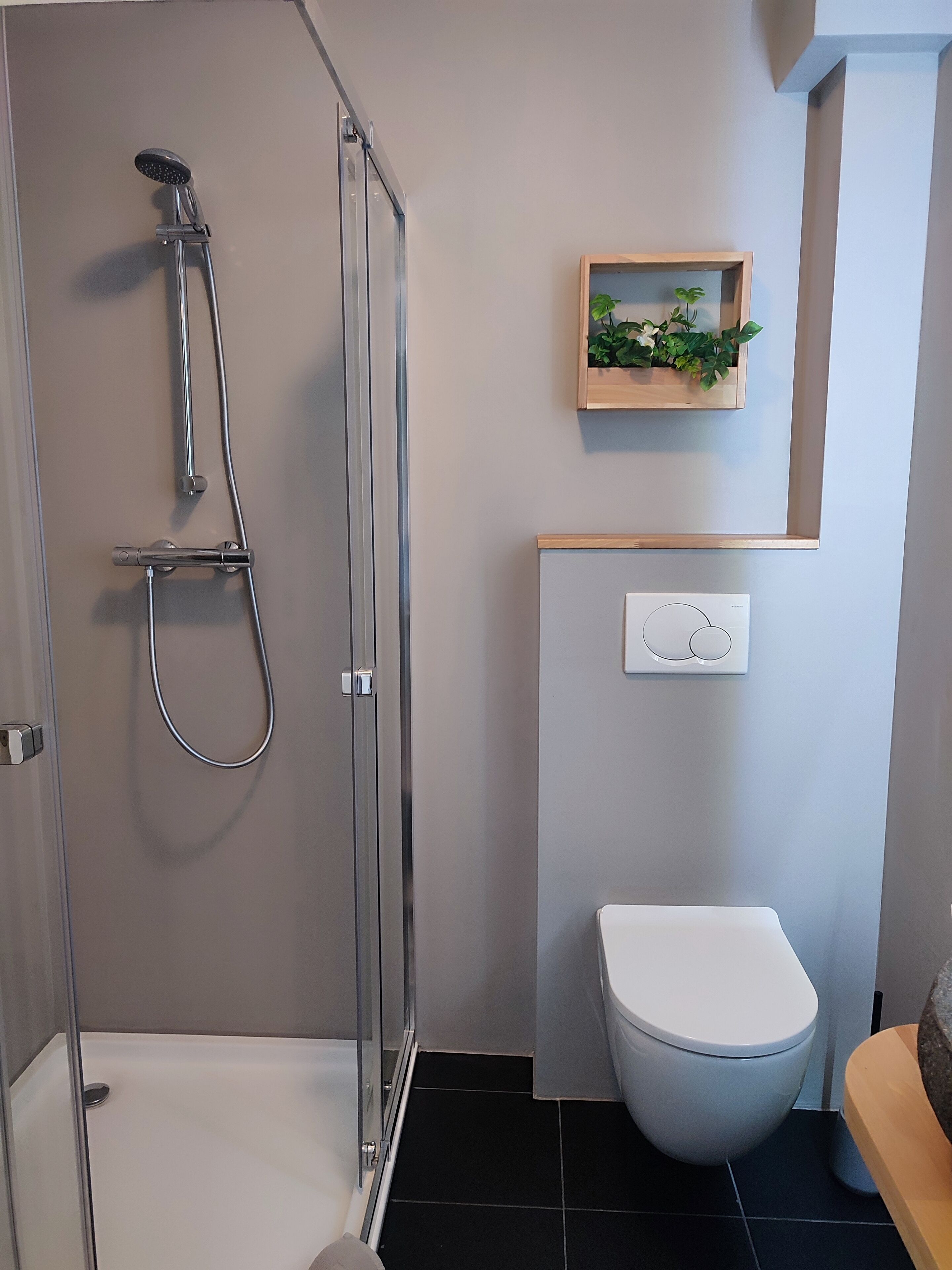 Standard-Doppelzimmer | Badezimmer | Dusche, kostenlose Toilettenartikel, Haartrockner, Handtücher
