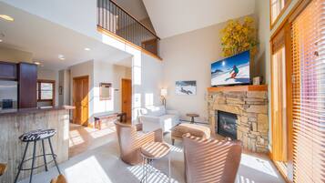 Townhouse, Beberapa Tempat Tidur, pemandangan halaman (Antlers Gulch 403) | Area keluarga | Televisi layar datar 42-inci dengan saluran TV kabel, TV, dan perapian