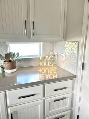 Fridge, microwave, oven, stovetop - New Crystal Beach Home!  4 Minute Walk to Beach.  Fenced Yard & dog friendly (Bolivar Peninsula)