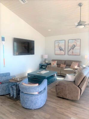 Smart TV - New Crystal Beach Home!  4 Minute Walk to Beach.  Fenced Yard & dog friendly (Bolivar Peninsula)