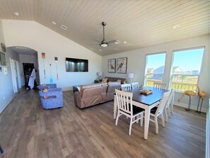 Smart TV - New Crystal Beach Home!  4 Minute Walk to Beach.  Fenced Yard & dog friendly (Bolivar Peninsula)