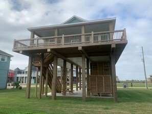 Exterior - New Crystal Beach Home!  4 Minute Walk to Beach.  Fenced Yard & dog friendly (Bolivar Peninsula)