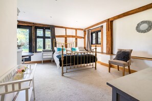 9 bedrooms, desk, iron/ironing board, travel crib