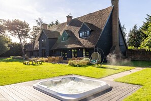 Outdoor spa tub - Entertain, Celebrate, Relax in Period Luxury Barn - Perfect for family groups (Taplow)