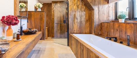 Combined shower/tub, hair dryer, bidet, towels