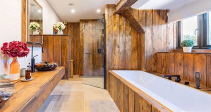 Entertain, Celebrate, Relax in Period Luxury Barn - Perfect for family groups