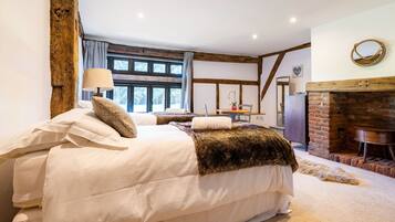 9 bedrooms, desk, iron/ironing board, travel cot