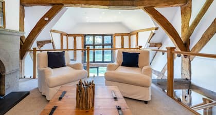 Entertain, Celebrate, Relax in Period Luxury Barn - Perfect for family groups