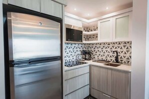 ثلاجة، ميكروويف، موقد طهي مسطح، ماكينة لصنع القهوة/الشاي