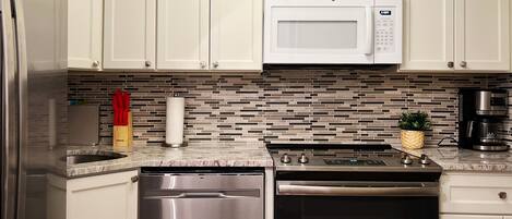 Kjøleskap, mikrobølgeovn, ovn og kokeplater