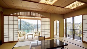 Living room - Hotel Nakanoshima (Nachikatsuura)