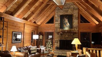 Una Smart TV, una chimenea, un reproductor de DVD, libros