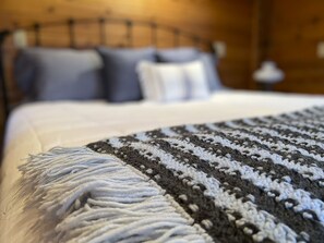 4 bedrooms, desk, iron/ironing board, free WiFi