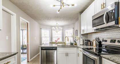 Secluded, cheerful, no steps, Road Atlanta!