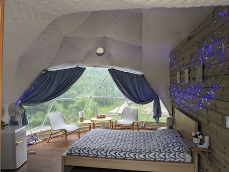 1 bedroom, WiFi, bed sheets, wheelchair access. Waterfront Glamping Dome