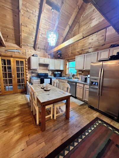 Cozy Cabin 25 minutes from UofA!