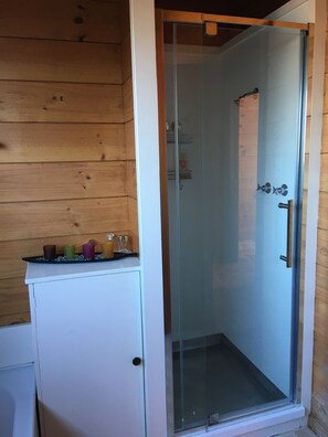 Badewanne, Handtücher, Seife, Shampoo