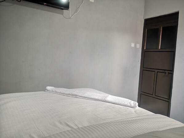 5 bedrooms, free WiFi, bed sheets - Central Motel (Namanga)