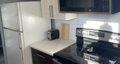 Cheerful 3-bedroom townhouse with free parking.