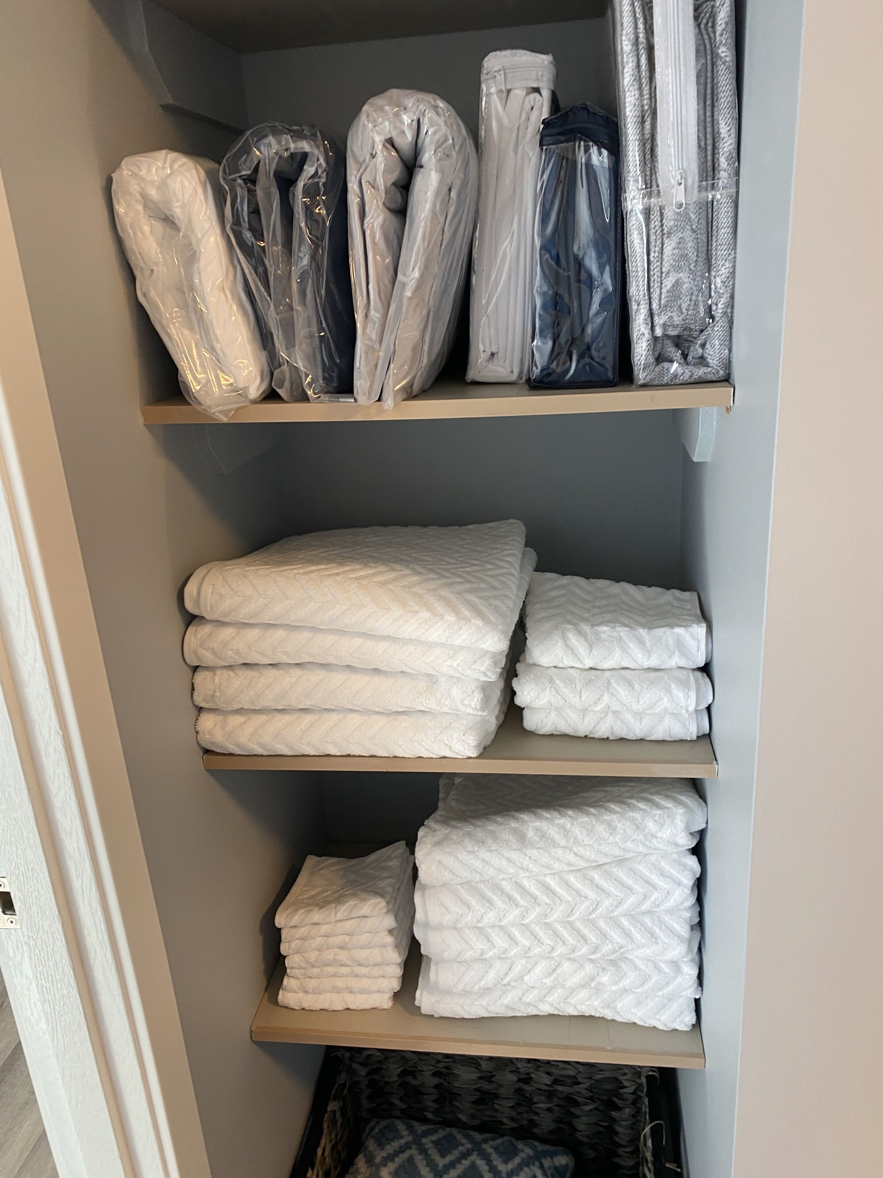 Ensemble douche/baignoire, sèche-cheveux, serviettes fournies, savon