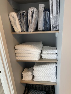 Ensemble douche/baignoire, sèche-cheveux, serviettes fournies, savon