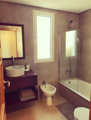 Combined shower/tub, towels, soap, toilet paper