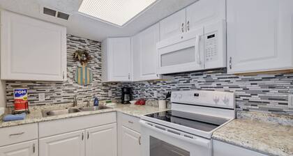 Caddy's #1 – Waterfront Balcony, Walk to Beach, Pet-Friendly & Next to Dining