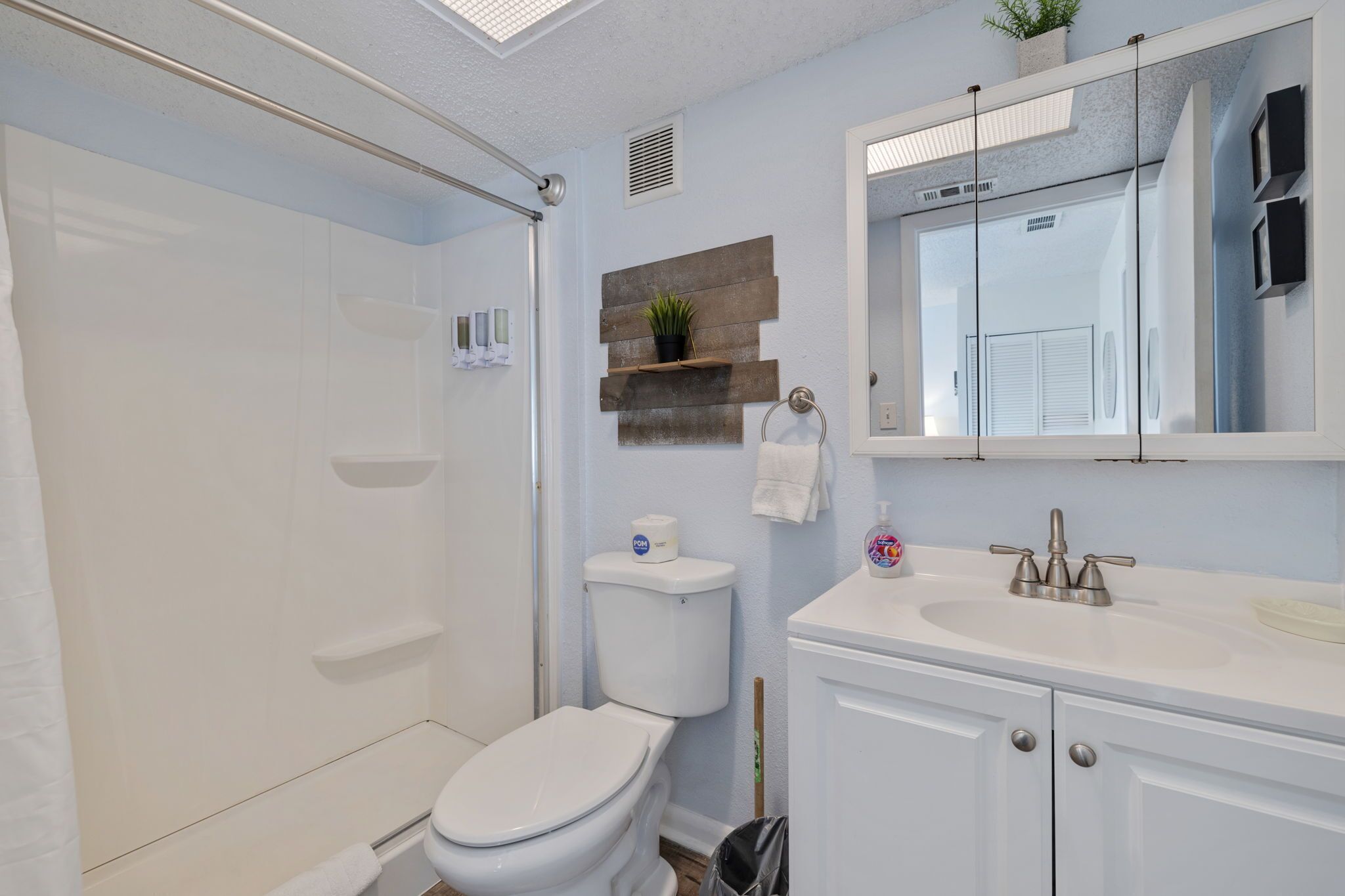 Caddy's #1  Waterfront Balcony, Walk To Beach, Pet-friendly & Next To Dining - Indian Shores, FL