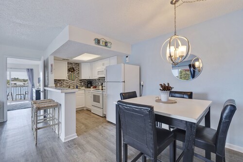 Caddy's #1 – Waterfront Balcony, Walk to Beach, Pet-Friendly & Next to Dining