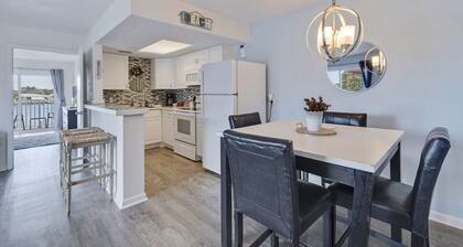 Caddy's #1 – Waterfront Balcony, Walk to Beach, Pet-Friendly & Next to Dining