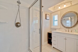 Shower, hair dryer, towels - Royal Palm on 88th—Private Pool Oasis Near Beach, Hot Tub & Family Fun (Seminole)