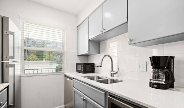 Refrigerador, microondas, horno, placa de cocina