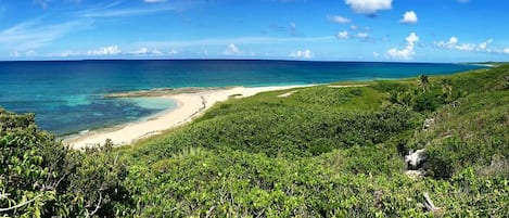 Sulla spiaggia, lettini da mare, teli da spiaggia