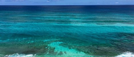 Plage, chaises longues, serviettes de plage