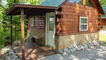 Cabin 3 Little Bear | Premium bedding, individually decorated, individually furnished