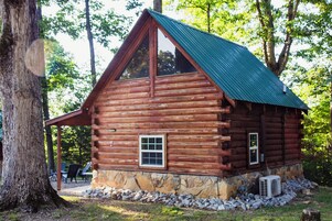 Cabin 2 Angler's Paradise | Premium bedding, individually decorated, individually furnished