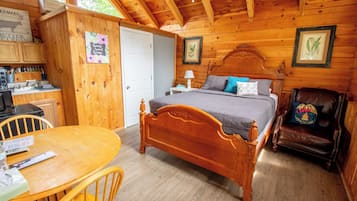 Cabin 3 Little Bear | Premium bedding, individually decorated, individually furnished