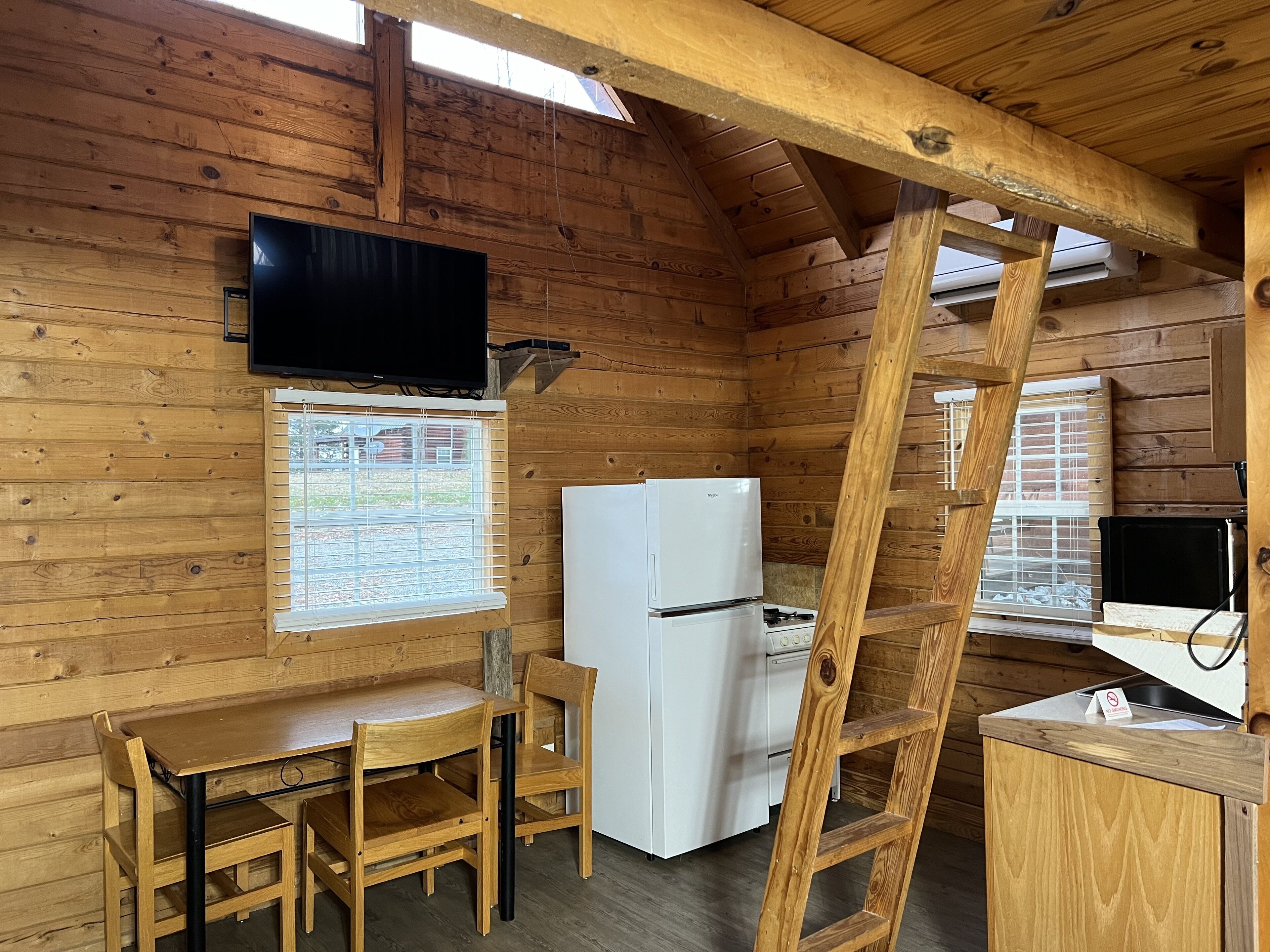 Cabin 6 Eagle's Nest | Private kitchen | Fridge, microwave, oven, stovetop