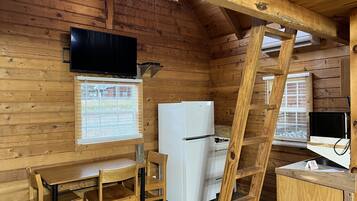 Cabin 6 Eagle's Nest | Private kitchen | Fridge, microwave, oven, stovetop