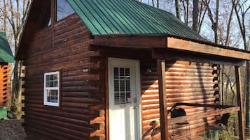 Cabin 6 Eagle's Nest | Living area | 42-inch flat-screen TV with satellite channels, TV