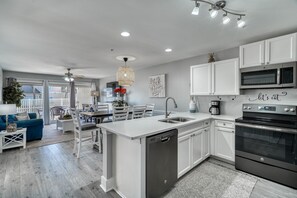 Fridge, microwave, oven, stovetop - Family Resort+Pickleball+2 Pools+Hot Tub+Private Beach+Ground Floor (Miramar Beach)