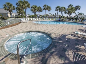 Alberca al aire libre y alberca climatizada