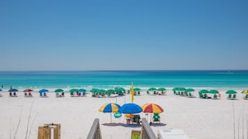 En la playa, camastros y toallas de playa