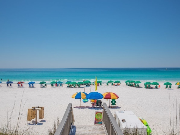 Sur la plage, chaise longue, serviettes de plage