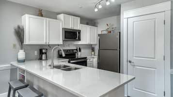 KĂŒhlschrank, Mikrowelle, Ofen, Herdplatte