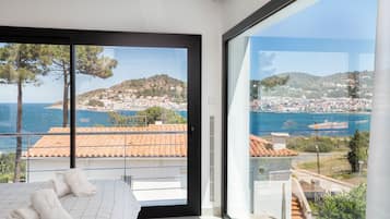 4 bedrooms, iron/ironing board, travel crib, free WiFi